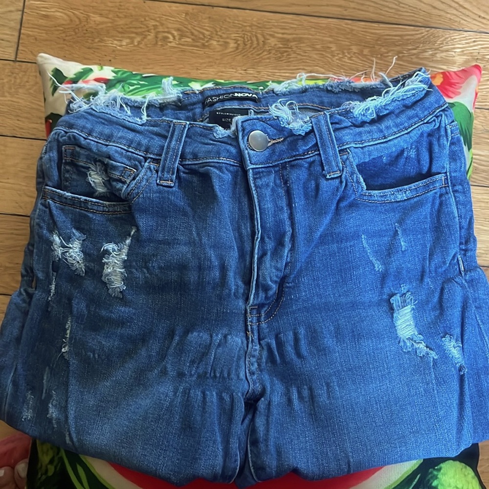 Fashion Nova size 7 women jeans.